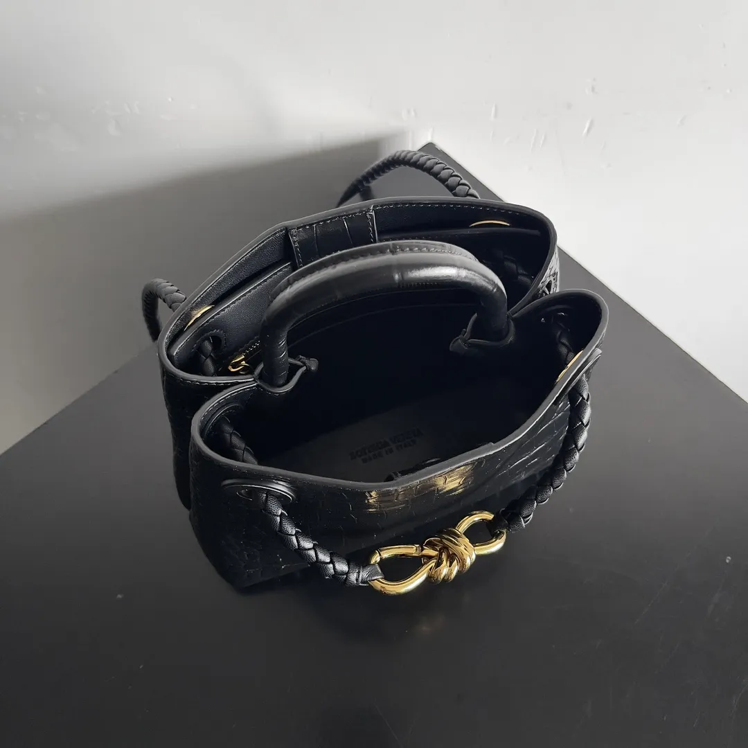 Batch 2880 BOTTEGA VENETA new women's crocodile leather ANDIAMO is shipped! ! ! As a classic model of the BV family, each innovation brings different surprises to fans. There are three ways to carry it with different makeup. Crocodile skin is called the gold in leather and is famous for its top luxury and rarity. During use, the luster of the crocodile skin will not fade or fade with time. No matter how long it is used, it will still remain new. And because each crocodile skin is different, the effect of each crocodile leather bag is different. Style number: 777614 Size: 22*9*15.5cm